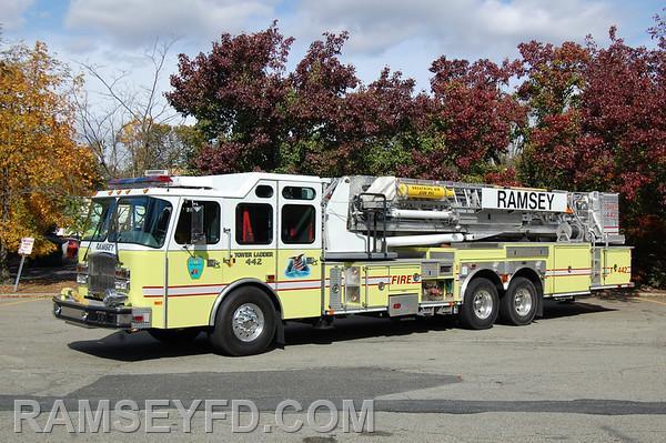 Tower 442 - 2004 95' E-One  Mid Mount Tower Ladder